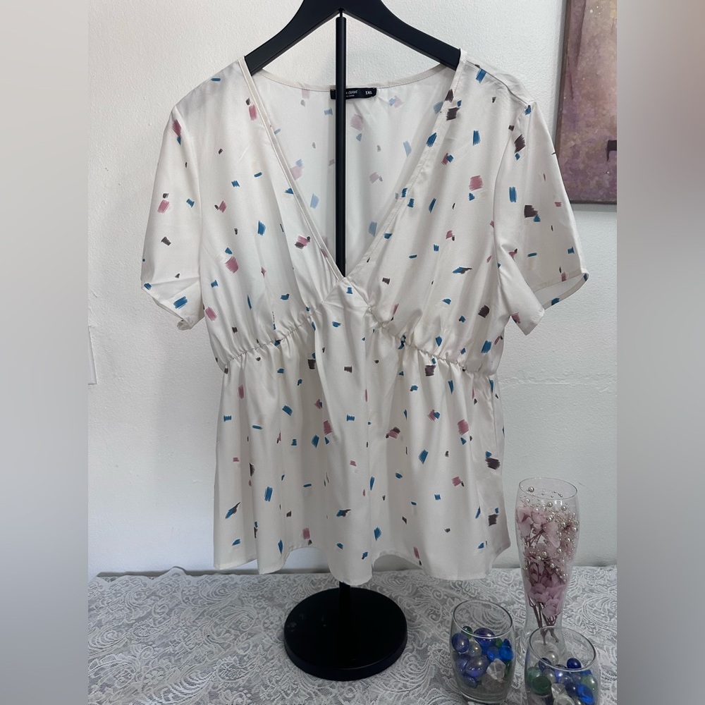 SHEIN Curve 1XL Cream Confetti Print Blouse Flowy Feminine V Neck Cute